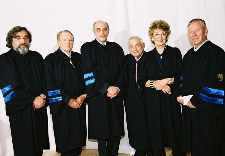 מימין : עמוס עוז, ז'אן ניסים, יוסף גורווין, הרברט יקלה, מוריס קאהן ויבגני אריה