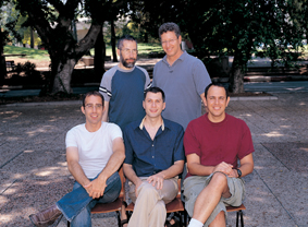 מימין לשמאל: שי קפלן, פרופ' אהוד שפירא, דן פרומקין, פרופ' אוריאל פייגה ואדם וסרשטרום. אבולוציה ממוחשבת