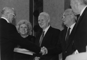 פרופ' דוסטרובסקי (משמאל) מקבל את פרס ישראל בכימיה, מאי 1995