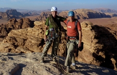 פרופ' תופיק וידידו חנינה קאלי, המדריך מטפסי הרים, על פסגת ג'בל אום-עשרין (1,750 מטר מעל לפני הים), סמוך לוואדי ראם, בדרום ירדן.