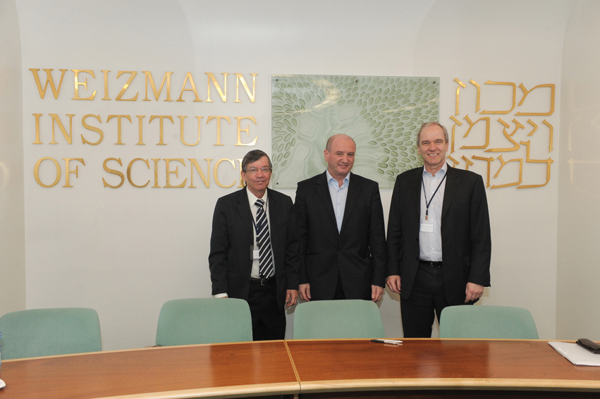 מימין: ד"ר קארל קליי, פרופ' דניאל זייפמן ופרופ' מדרכי (מודי) שבס מימין: ד"ר קארל קליי, פרופ' דניאל זייפמן ופרופ' מדרכי (מודי) שבס
