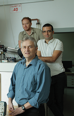 מימין: ד"ר יונתן אנהורי, פרופ' אלי זלדוב, וליאור אמבון. יישום יעיל