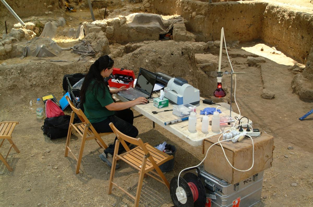 מעבדה ארכיאולוגית ניידת בתל צפית
