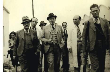 חיים ויצמן בעת ביקור במפעל ביוני 1938