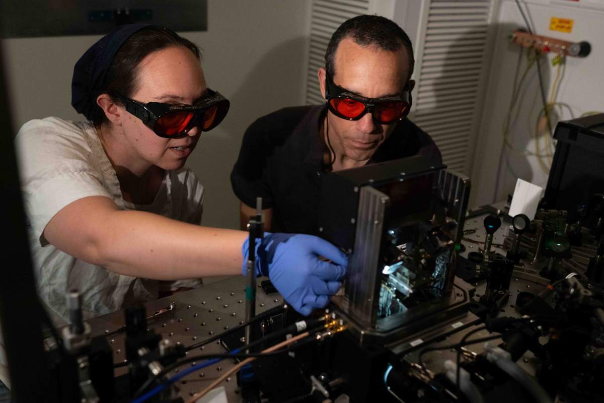 (l-r) Leora Schein-Lubomirsky and Dr. Amit Finkler in the lab. A confocal microscope combined with an atomic force microscope enables the unprecedented resolution