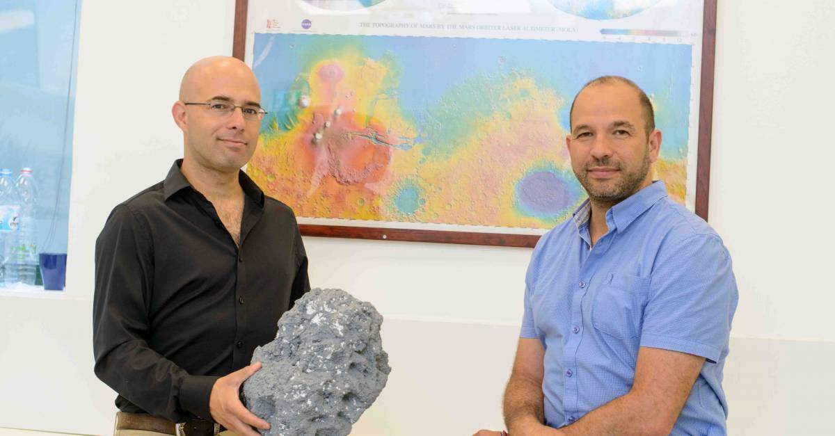 מימין: פרופ' עודד אהרונסון וד"ר דוד פולישוק. לרסיס האסטרואיד בתמונה אין קשר למאדים 