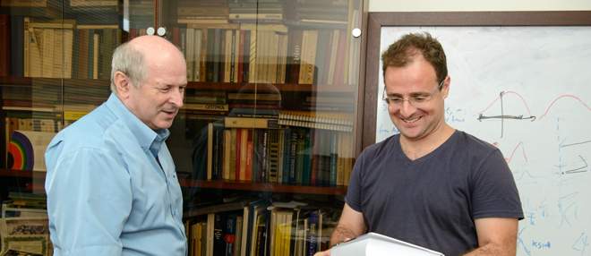 Prof. Ilya Averbukh (l) and Dr. Yuri Khodorkovsky describe the motion of microscopic gyroscopes