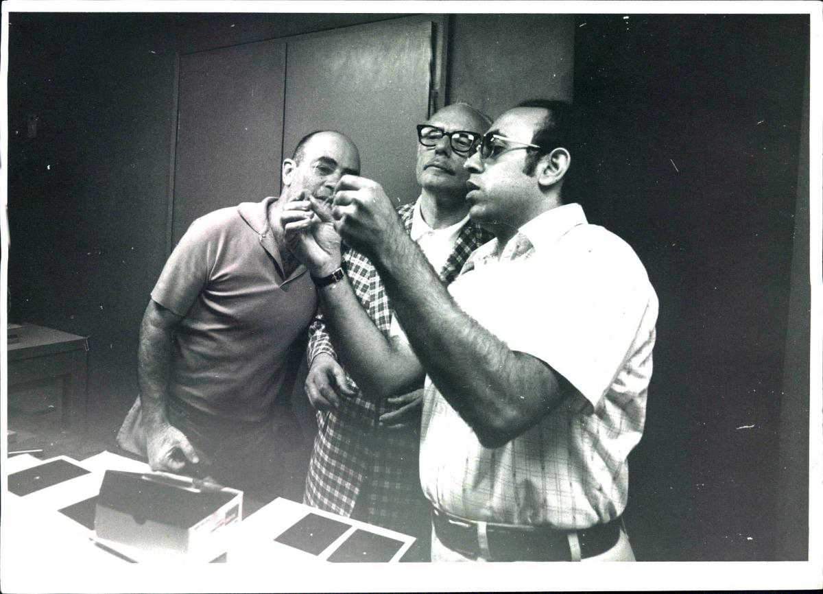 William Levine (center), a prominent American diamond merchant, inspecting gemprints during his visit to the Weizmann Institute in 1974, with Prof. Shmuel Shtrikman (left) and Dr. Charles Bar-Isaac (right)