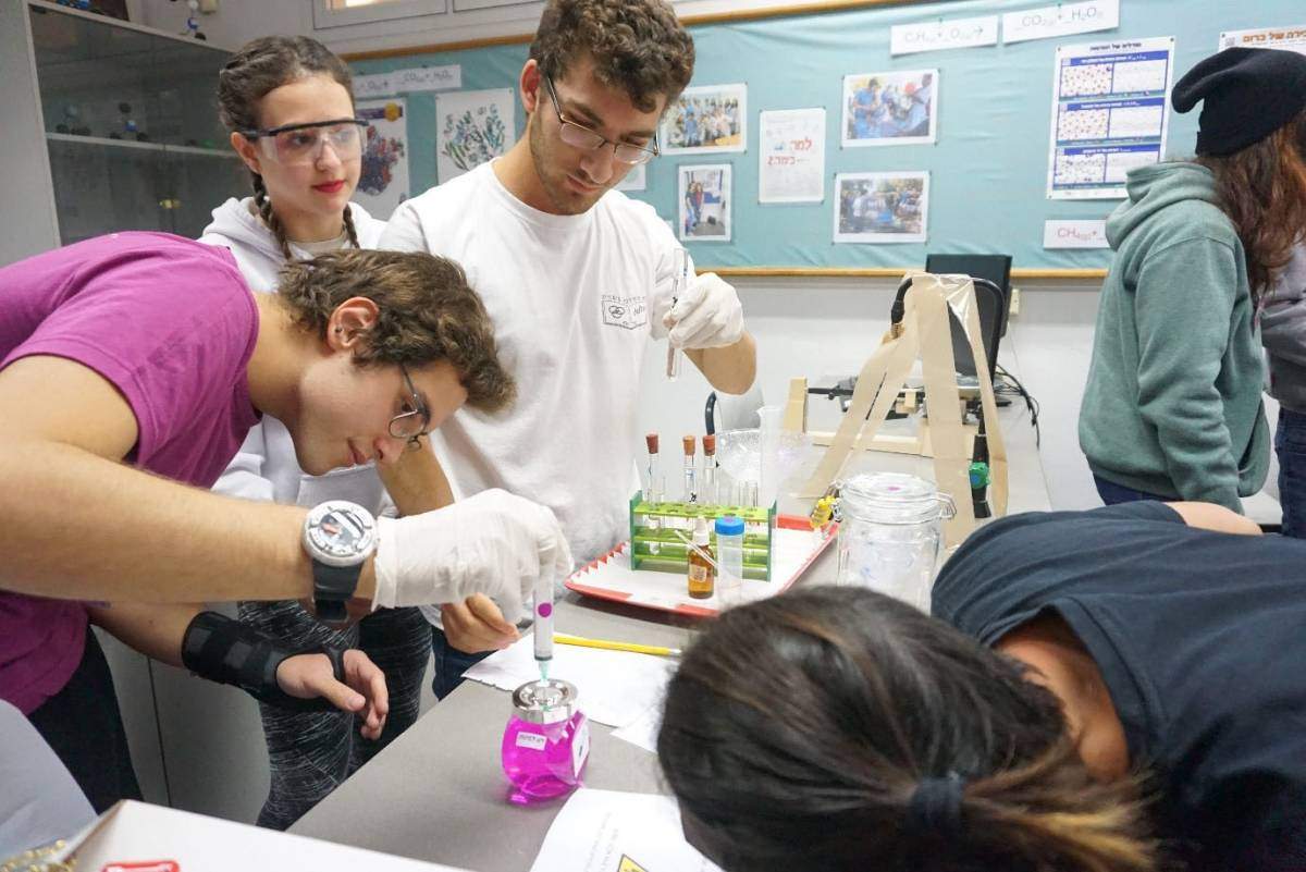 Herzog High School in Kfar Saba: Students of Cintia Gilam solving a "wet" puzzle 