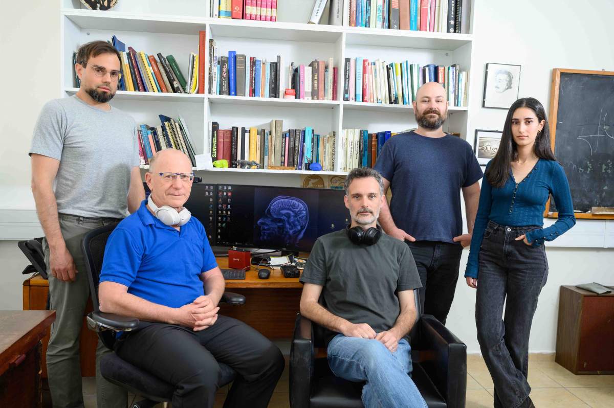 מימין: אופירה בלומנר, ד"ר איל וינרב, ד"ר נדב מטלון, פרופ' אלישע מוזס וד"ר דומיניק פרשה