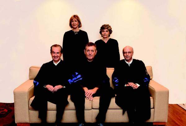 יושבים מימין: פרופ' פיטר ייני, שווייץ; יוני רכטר, ישראל; וג'ראלד שוורץ, קנדה. עומדות מימין: מילביה פרינו, שווייץ; והת'ר רייסמן, קנדה