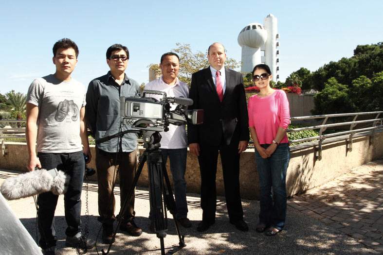 קבוצה של עיתונאים מכלי תקשורת מרכזיים מסין 