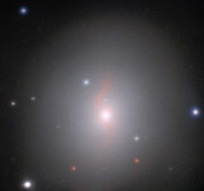גלקסיית NGC 4993 המרוחקת 130 מיליון שנות אור מכדור הארץ. ניתן לזהות את ה"חתימה האופטית" של הקילונובה משמאל למרכז הגלקסיה. התמונה צולמה באמצעות מיכשור MUSE (ספקטרוסקופיה מרובת עצמים) ב"טלסקופ הגדול מאוד" של איס"ו הממוקם במצפה הכוכבים פאראנאל בצ'ילה. מקור: ESO/J.D. Lyman, A.J. Levan, N.R. Tanvir