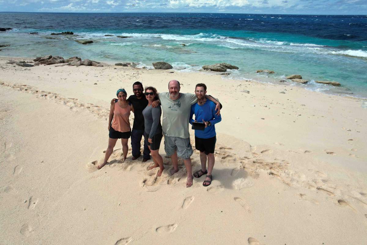 מדענים על אי בודד, מימין: שקד פלגי, פרופ' נחום אולנובסקי, ד"ר אבישג תובל, ד"ר סאיקט ריי וחן כהן