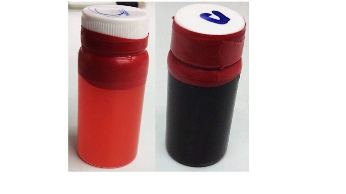 1.	צנצנות עם צבע אורגני פשוט (משמאל) ועם תמיסה מימית של ננו-חומר מרוכב המכיל את הצבע ואת ננו-צינוריות הפחמן 