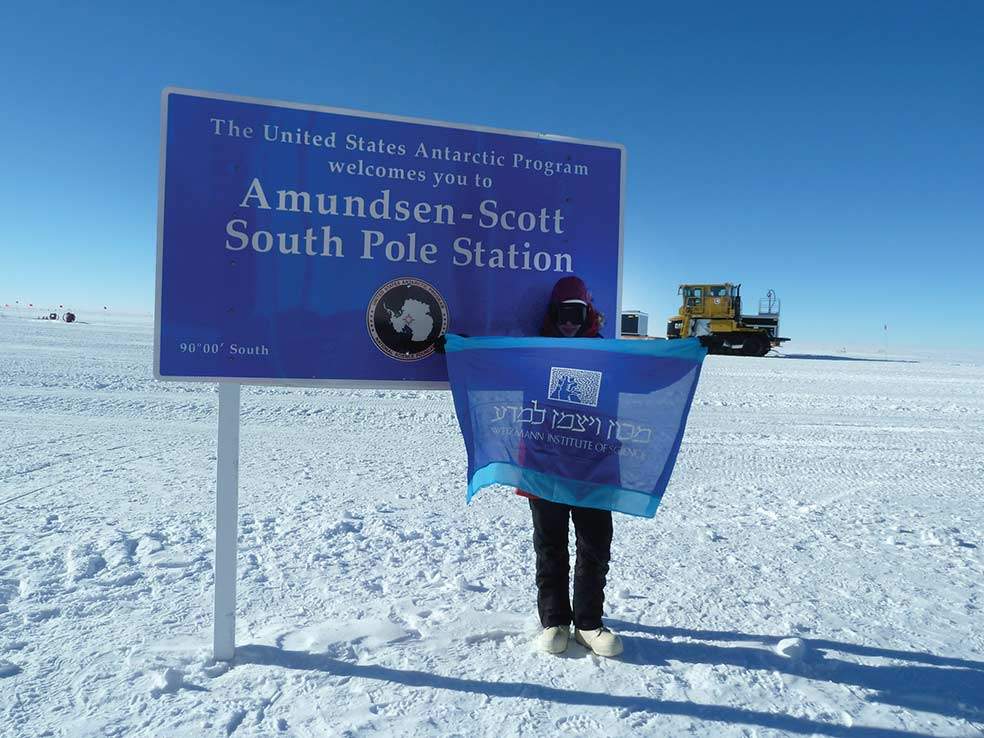 ד"ר הגר לנדסמן (פלס), מהמחלקה לפיסיקה של חלקיקים ואסטרופיסיקה, בקוטב הדרומי 