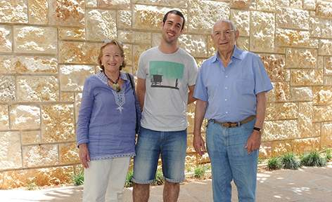 שולה‭ ‬ואריק‭ ‬צדר‭ ‬עם‭ ‬הסטודנט ‭ "‬שלהם", עמי‭ ‬אייזן