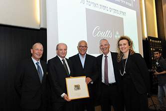 במרכז עו"ד דוד אפרתי, מימינו שמשון הראל, משמאלו פרופ' דניאל זייפמן, עם נציגי בנק קוטס, נותן החסות של האירוע