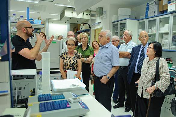 עורכי-הדין ירון אלחנני, אברהם בן-נפתלי , בני ברץ, גד נשיץ ואלון קפלן במעבדתו של ד"ר יעקוב חנא