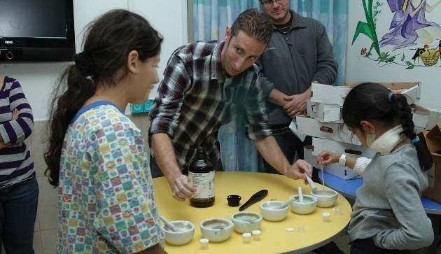 ילדים מדליקים חנוכייה מדעית במרכז הרפואי "קפלן". אור קטן