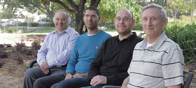 מימין: פרופ' מאיר אדלמן, ד"ר רונן לוי, אריאל אזיה ופרופ' רון אונגר. יוני מתכת