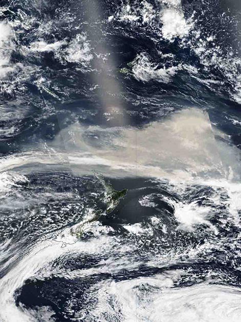  ב-3 בינואר 2020, העשן מהשריפות בדרום-מזרח אוסטרליה נלכד בתמונות לוויין של האוקיינוס השקט בעודו נע לכיוון מזרח. תצלום: Suomi National Polar-orbiting Partnership