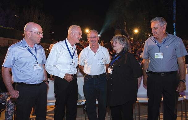 מימין: ד"ר עזי צדוק, פרופ' עדה יונת, ד"ר אברי הברון, פרופ' זאב לוז ופרופ' גלעד הרן. פגישת מחזור