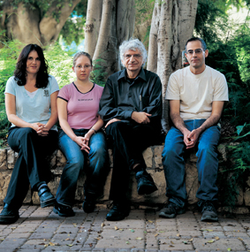 מימין: ד"ר זיו סביליה, פרופ' צבי ליבנה, ליאן טאוב ושרון אבקין. סידור עבודה גנטי