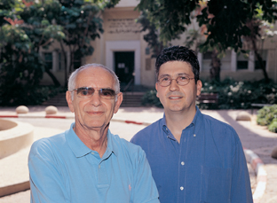 מימין: פרופ' יצחק תור עם פרופ' אברהם שנצר, על רקע בניין מכון המחקר על-שם דניאל זיו