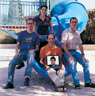 מימין: ד"ר סידני כהן, ד"ר ארנסטו יוסלביץ, צחי כהן-קרני (במסך המחשב), אונית סרור-לביא וליאור שגב. כיוונים
