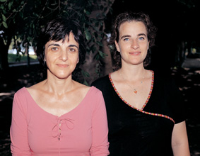 מימין: תלמידת המחקר ליאת אמיר-זילברשטיין ופרופ' רבקה דיקשטיין.