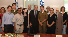 שיפאא מחאמיד(שנייה מימין) עם השרה יולי תמיר, ראש הממשלה, אהוד אולמרט, והזוכים בתחרות המדענים הצעירים