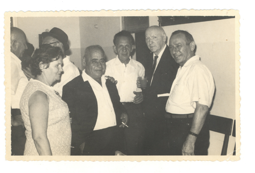 מימין: אברהם קרוננברג עם יצחק בשביס זינגר בביקורו בארץ, 1967