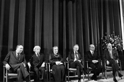 מימין: לורד מרכוס זיו, פרופ' ישראל דוסטרובסקי, יצחק רבין, גולדה מאיר, מאיר וייסגל ואברהם פיינברג