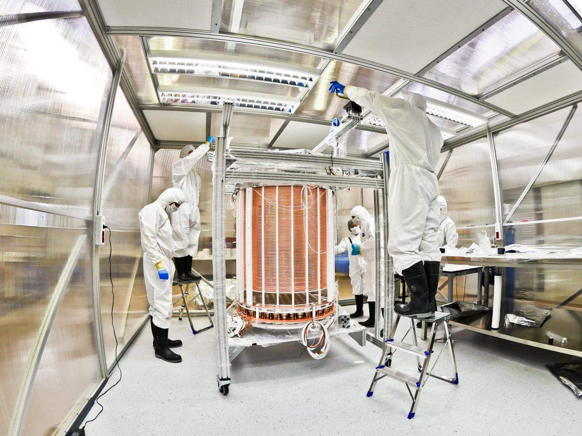 מדענים בלבוש ייעודי עובדים על הקסנון 1 טון TPC
