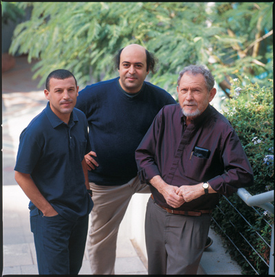 מימין לשמאל: פרופ' משה פלדמן, פרופ' אבי לוי, ותלמיד המחקר ח'ליל קשקוש. שדות הלחם