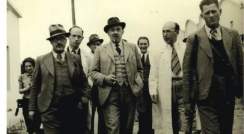 חיים ויצמן בעת ביקור במפעל ביוני 1938