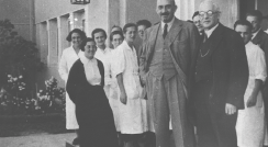 מימין: קרל נויברג וד"ר חיים ויצמן בעת ביקורו של נויברג במכון זיו בשנת 1935