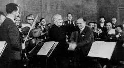 המנצח ארתורו טוסקניני והכנר ברוניסלב הוברמן על הבמה לאחר הקונצרט הראשון של התזמורת הארץ-ישראלית, דצמבר 1936 
