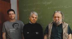 מימין: פרופ' אלכסנדר זמולודצ'יקוב, פרופ' אדם שווימר וד"ר זוהר קומרגודסקי. שדות קוונטיים