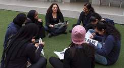הסטודנטית גליה זר כבוד עם תלמידים בבית הספר הערבי למדעים ולהנדסה "אורט" בלוד