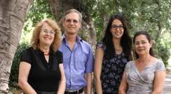 מימין: שרה ברק, ד"ר דנית פינקלשטיין בקר, פרופ' מנחם רובינשטיין וד"ר דניאלה נוביק. תרפיה גנטית