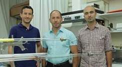 מימין: ד"ר מרק שוורצמן, פרופ' ארנסטו יוסלביץ ודוד ציביון. ארגון עצמי