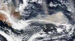  ב-3 בינואר 2020, העשן מהשריפות בדרום-מזרח אוסטרליה נלכד בתמונות לוויין של האוקיינוס השקט בעודו נע לכיוון מזרח. תצלום: Suomi National Polar-orbiting Partnership
