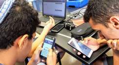 התלמידים נכנסים למערכת באמצעות סמארטפונים, טאבלטים או מחשבים ניידים, ומקבלים משוב מיידי על עבודתם