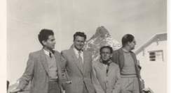 מימין: יואל רקח, גדעון יקותיאלי, יגאל תלמי ועמוס דה-שליט, לאחר כנס מדעי בבזל, ספטמבר 1949.