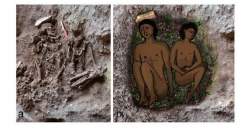 משמאל: צילום שני שלדים, של אדם בוגר (משמאל) ושל מתבגר (מימין), שנמצאו במערת רקפת. צילום: אלי גרשטיין, אוניברסיטת חיפה. מימין: שחזור הקבורה הכפולה על מצע של פרחים וצמחים