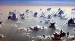 עננים שנוצרו בתהליך הסעת חום, עטופים בעשן, הנוצרים מעל האמזונס.
