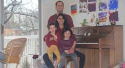 ד"ר דן דוידי עם אשתו ושני ילדיו בבוסטון. "ראינו פוסט בפייסבוק על משפחה שמוסרת פסנתר, ועכשיו כולנו לומדים לנגן"