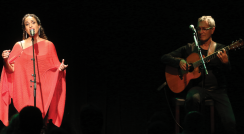 הופעה של הפרפורמרית הבינלאומית, המוסיקאית והיוצרת, אחינועם ניני, יחד עם גיל דור. 